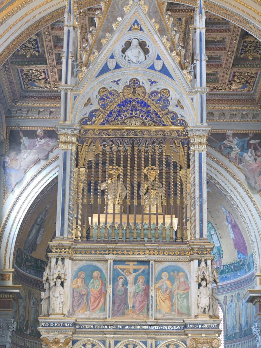Le baldaquin gothique de la basilique Saint-Jean-de-Latran.
