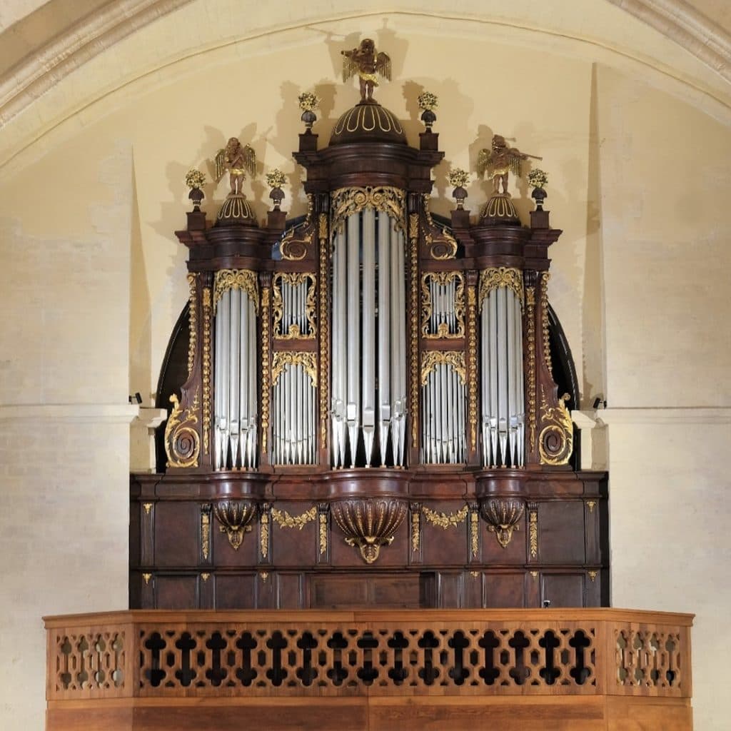 Le buffet d’orgue restauré de l’église Saint-Jean-Baptiste, avec ses tourelles dorées surmontées d’anges